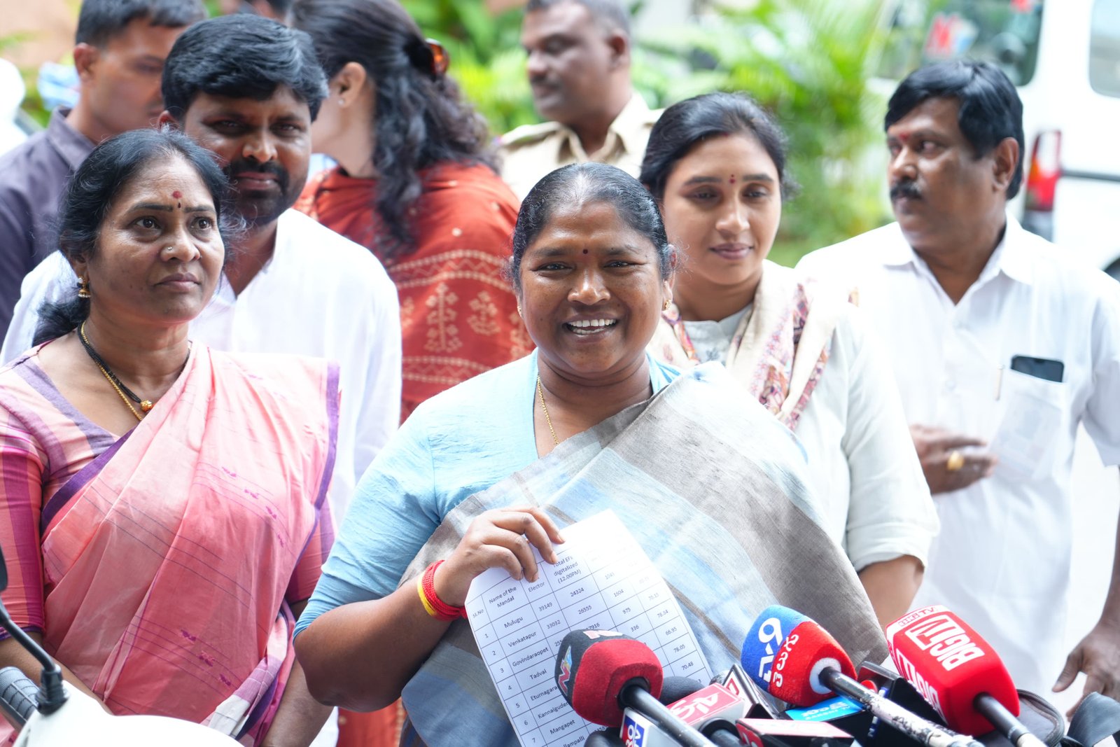 ఎమ్మెల్యే క్వార్టర్స్‌లో సీతక్క - మీనాక్షి భేటీ